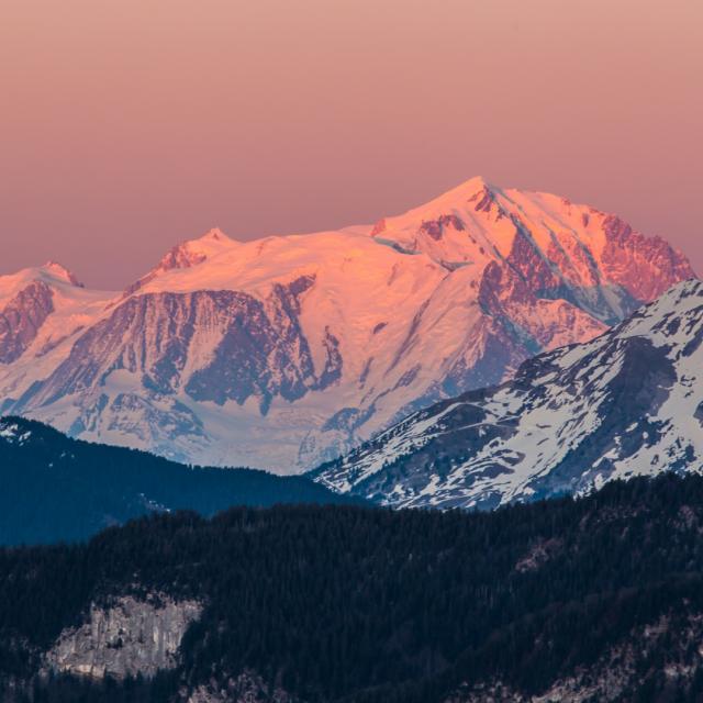 Le massif du Mont Blanc sous une lumière rose, photo Tomfry